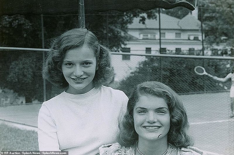 Жаклин (Джеки) с младшей сестрой Кэролин (Ли) на теннисном корте