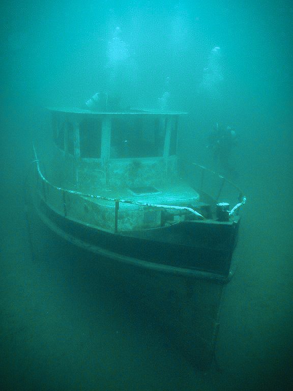 Пост из-под воды: затонувшие корабли и не только