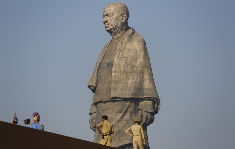 В индийском штате Гуджарат возвели самую высокую в мире статую — её высота составляет 182 метра. А с постаментом — 240!