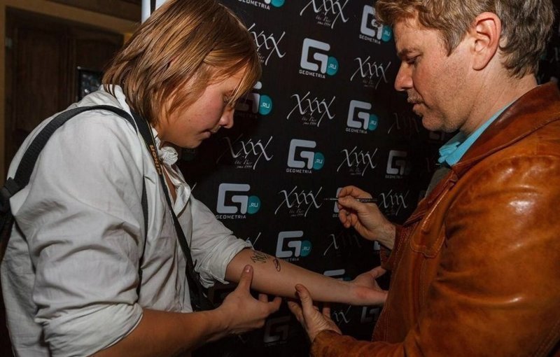 Студент из Екатеринбурга выставил на аукцион свою кожу с автографами рок-звёзд