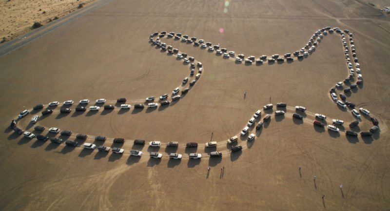 Они сформировали гигантского пустынного сокола, который побил предыдущий рекорд, в котором участвовало 36 автомобилей.