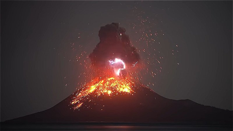 Вспышка происходит при столкновении отрицательно заряженных частиц золы с положительно заряженными вулканическими газами