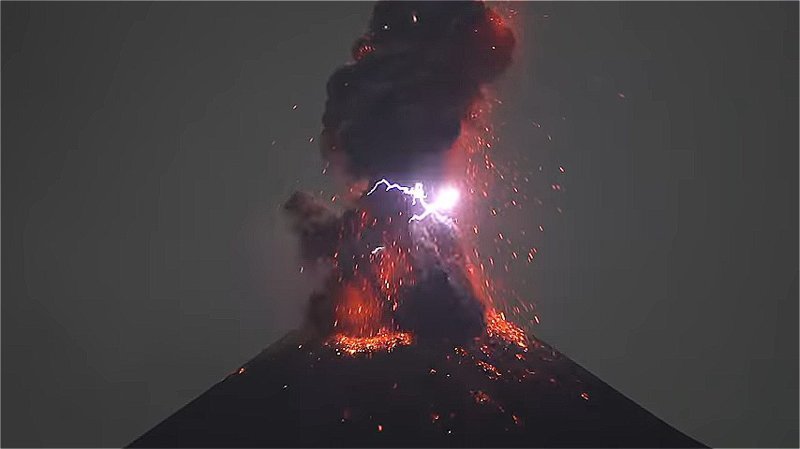 Действующий вулкан Кракатау печально известен тем, что в 1883 году стал причиной гибели 36 000 человек