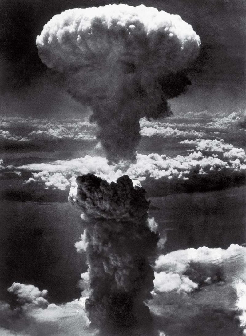 Ядерный гриб над Нагасаки, лейтенант Чарльз Леви, 1945.