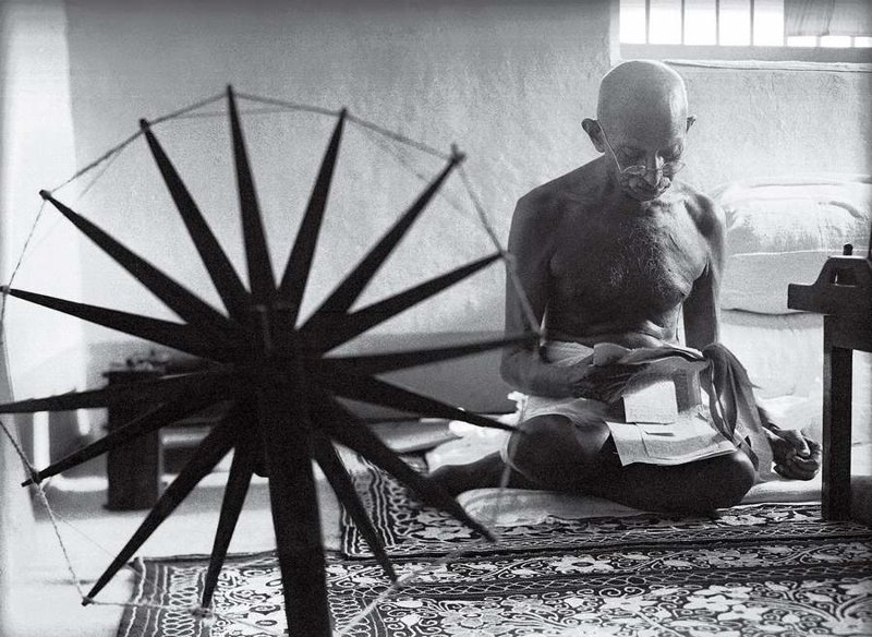 Ганди и его прялка, Маргарет Бурк-Уайт, 1946.