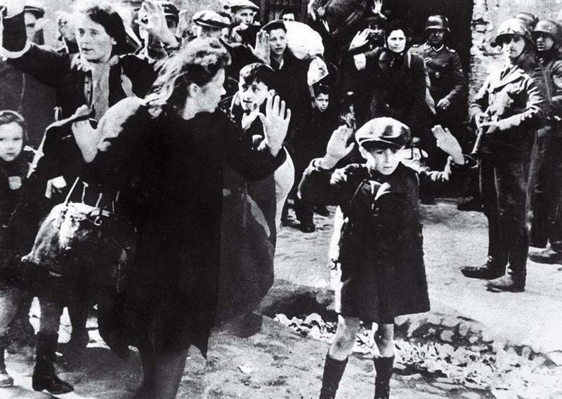 Еврейский мальчик сдаётся в Варшаве, автор неизвестен, 1943. 