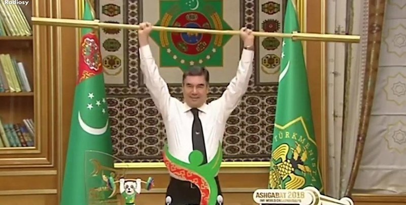 Президент Туркменистана поднял золотой гриф от штанги и остался доволен