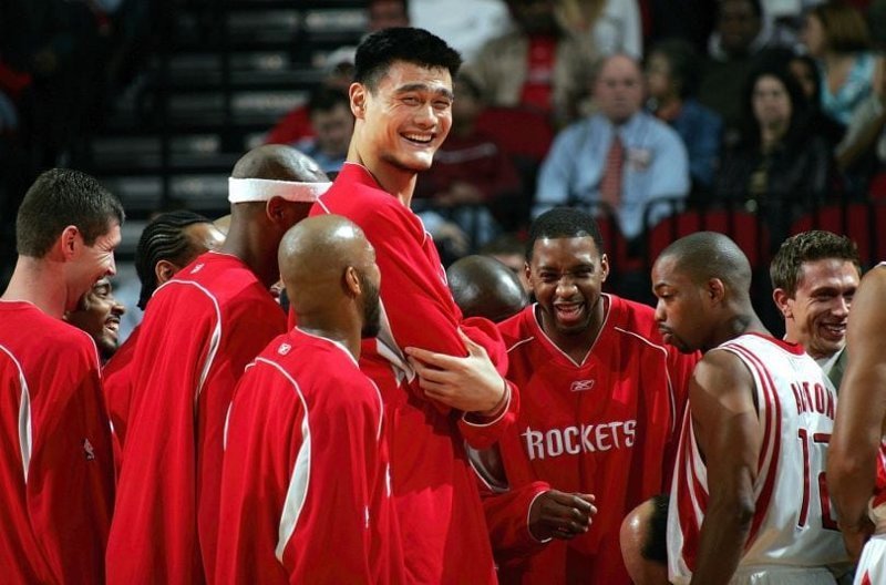 Яо Мин (рост — 2,29 метра) и его партнёры по команде. Тоже баскетболисты