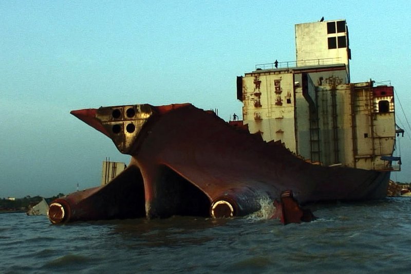 Берега мертвецов: как разделка старых кораблей превратилась в одну из самых опасных работ в мире