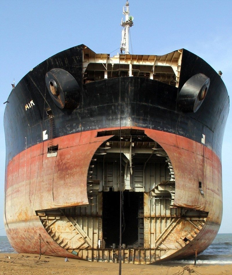 Берега мертвецов: как разделка старых кораблей превратилась в одну из самых опасных работ в мире