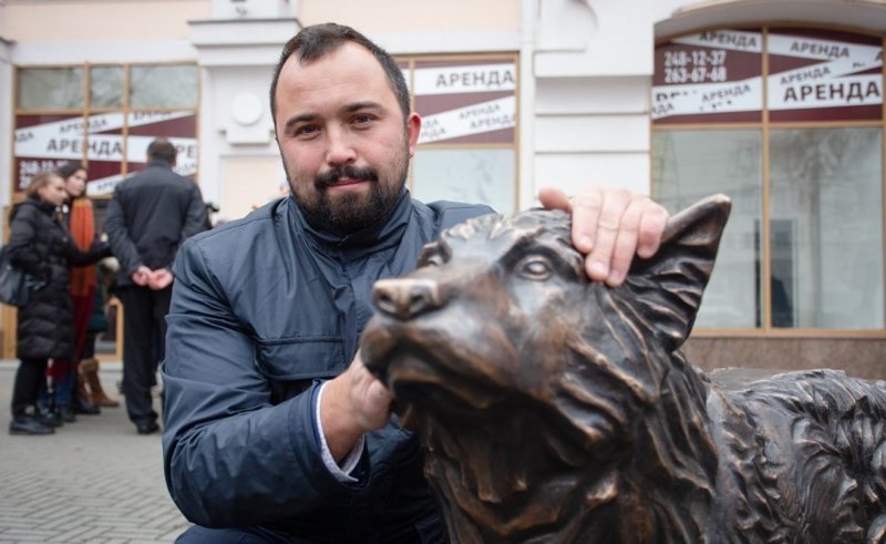 В Челябинске появился памятник псу,  два года ожидавшему погибшего хозяина