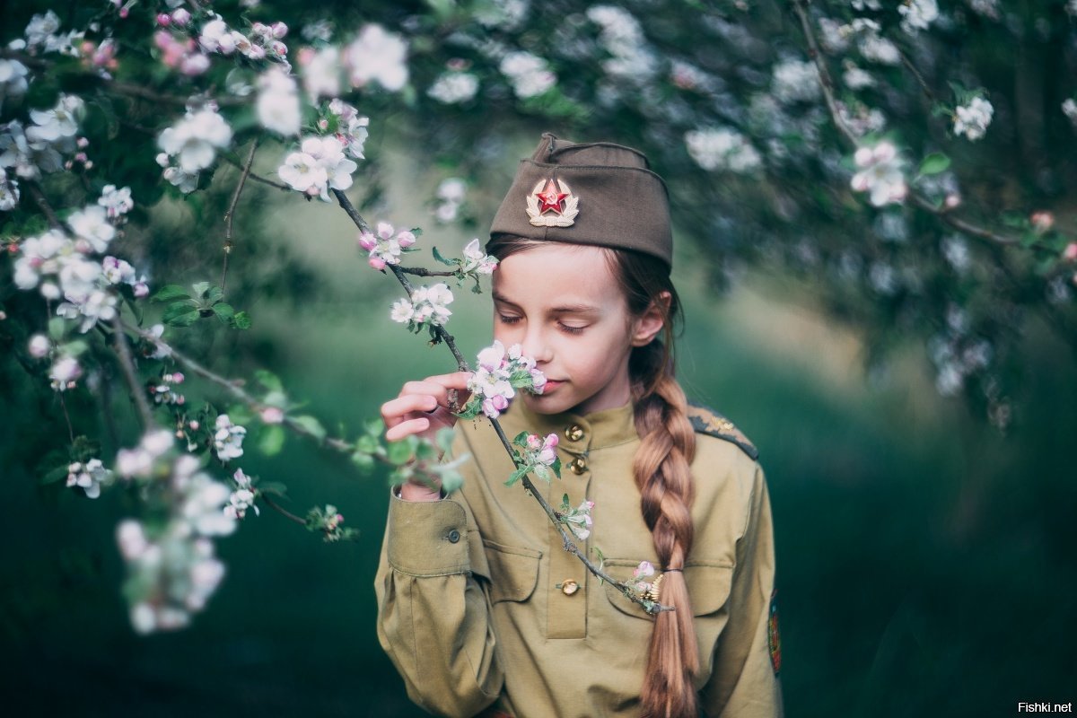 На фотографии стояла девушка в военной форме в солдатских