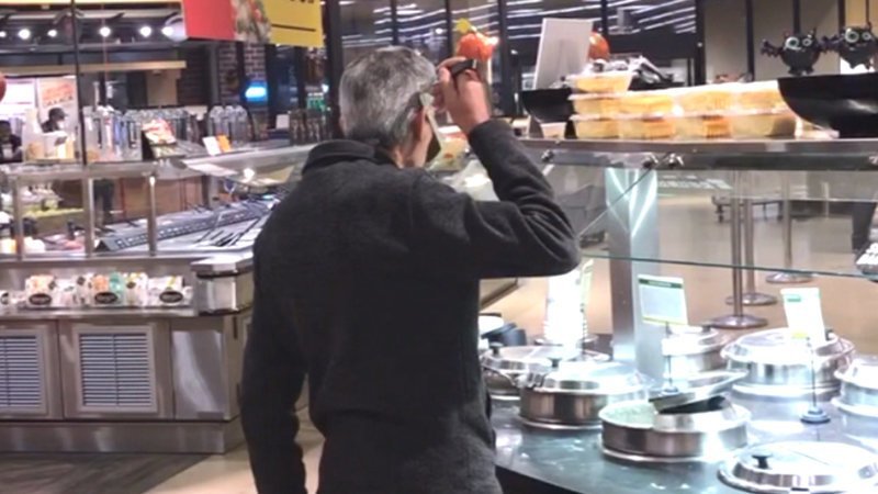 Пользователи Сети осудили мужчину, решившего попробовать супы в супермаркете