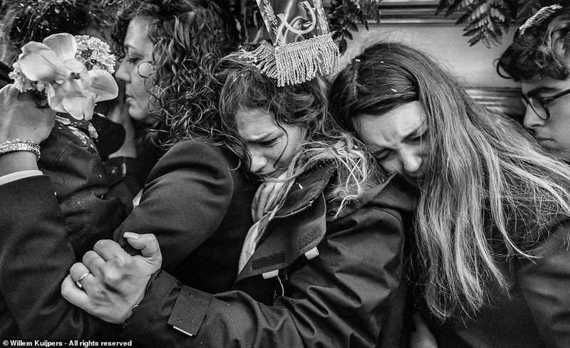 Плачущие женщины у статуи Мадонны во время Великой Пятницы. Сицилия, Италия. Фотограф: Уиллем Куиджперс, Нидерланды