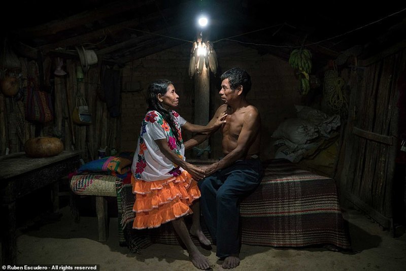 "Да будет свет!" Портрет пожилой пары, сделанный после того, как в их доме впервые появилось электричество. Фотограф: Рубен Эскудеро, Мексика