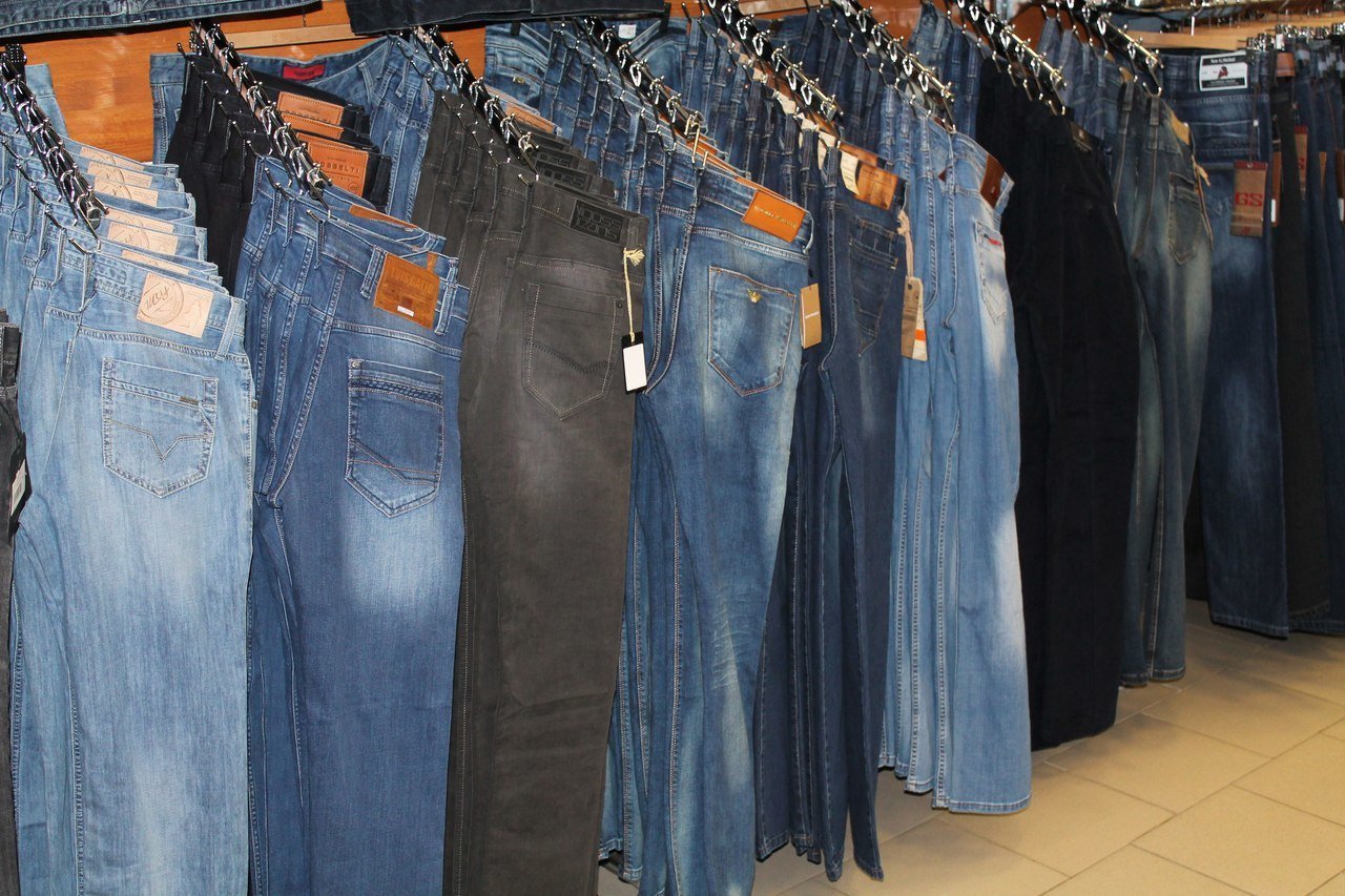 Как развесить джинсы в магазине