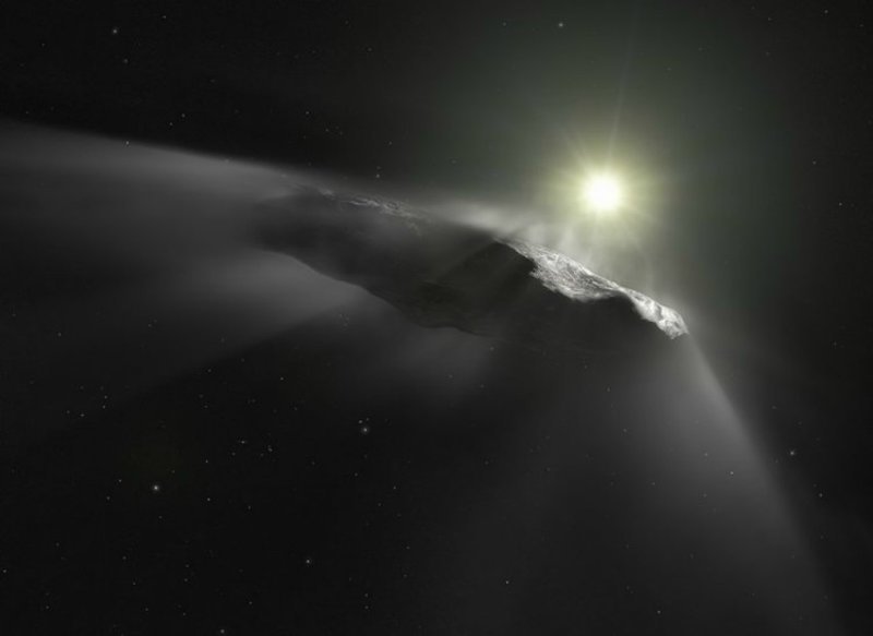 Таинственный астероид Oumuamua обнаружили в октябре прошлого года телескопом на Гавайях - это первый в Солнечной системе подтвержденный межзвездный объект.