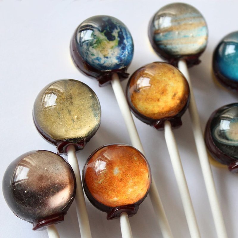 Sparko Sweets создаёт такую серию «Galactic Lollipops»,  выполненных в виде планет нашей Солнечной Системы и имеют различные вкусы.  Их можно было бы использовать как вкусные макеты на уроках астрономии.