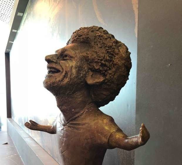 Скульптуру Салаха высмеяли в сети и сравнили со статуей Криштиану Роналду