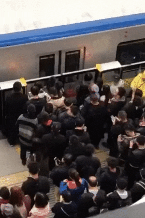 Навстречу толпе