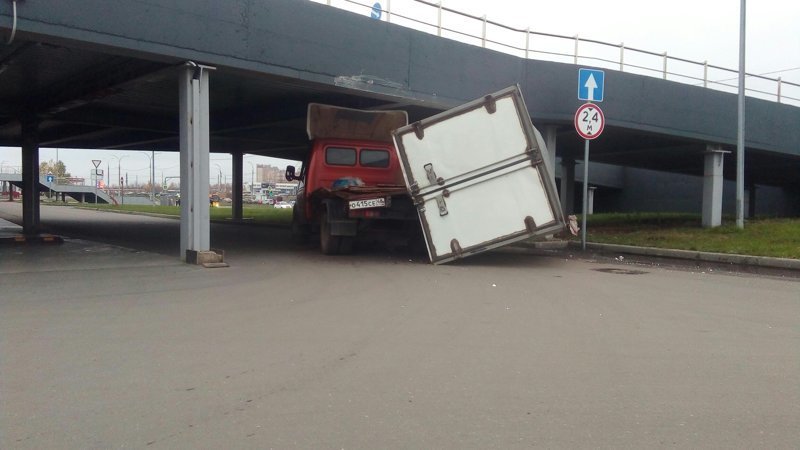 В Липецке появился свой "мост глупости", и под ним не проехала первая "Газель"