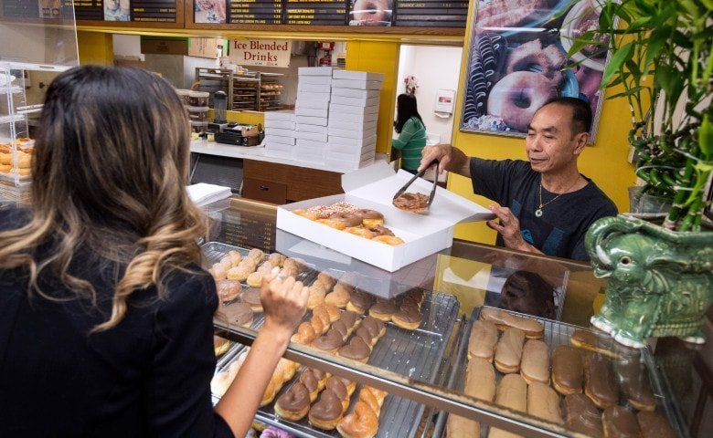  Клиенты стараются изо всех сил — Карен Комо, например, купила 36 пончиков за раз