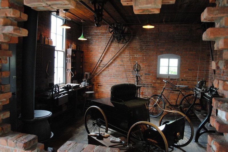 Реконструкция первой мастерской Генри Форда и реплика Quadricycle