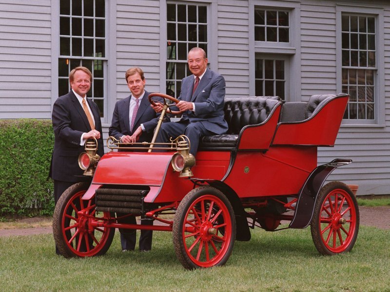 Ford Model A в кузове тонно (1903) и нынешние представители семьи Форд (слева направо): Эдсель Брайант Форд-второй, Уильям Клей Форд-младший, Уильям Клей Форд