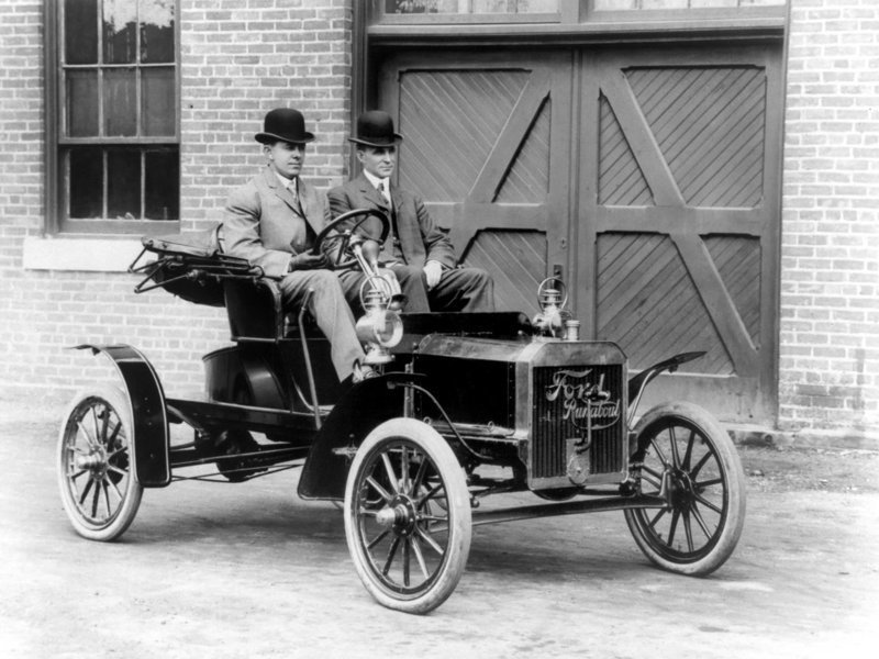 Генри Форд (справа) на пассажирском месте Ford Model N