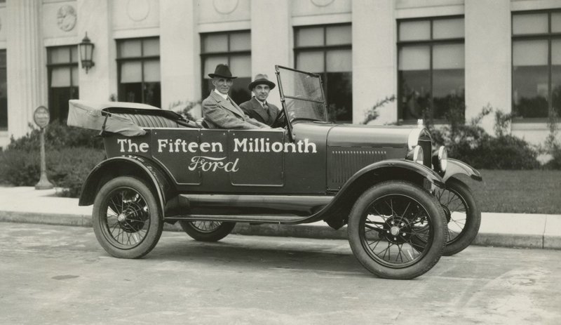 Генри Форд и 15-миллионный экземпляр автомобиля его марки — Ford Model T (1927)
