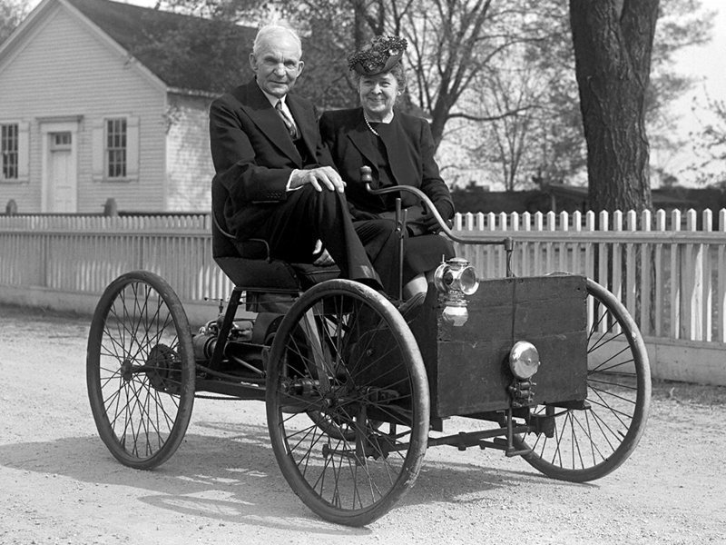Генри Форд с женой Кларой Брайант Форд позируют за рулем Ford Quadricycle в 1946 году
