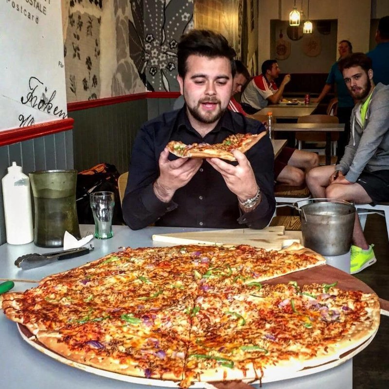 «Самая большая пицца в Ирландии, пицца-челлендж. Буду первым, кто попробует это»