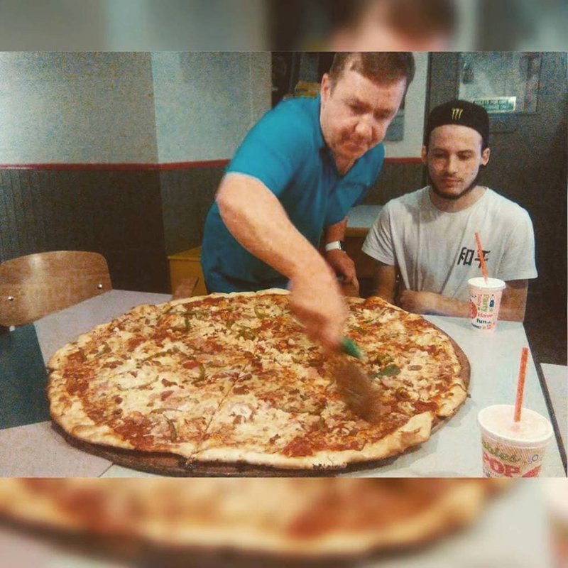 «Я не думал, что эта пицца такая большая… 32 дюйма… Круто!!»