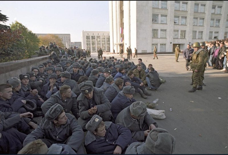 Арестованные милиционеры из охраны Верховного Совета, Москва, 4 октября 1993 года