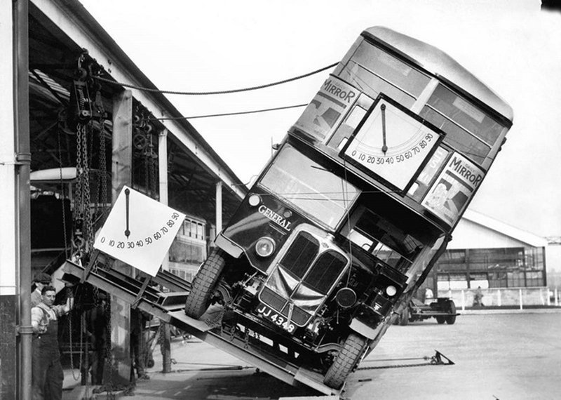 Тестирование системы наклона двухэтажного автобуса. Тест показал, что нет опасности опрокидывания. Лондон, 1933 год.