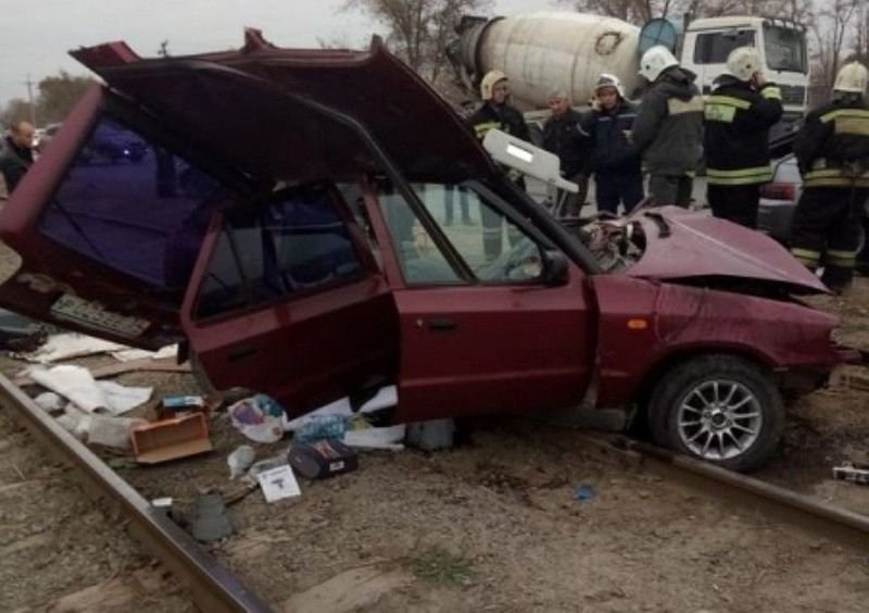 49-летний водитель Skoda Fabia умер в карете скорой помощи. Водитель и пассажир ВАЗа госпитализированы.