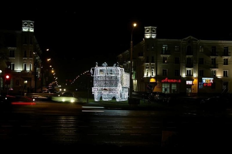 В Минске установили скульптуру грузовика МАЗ из тысяч светодиодных огней