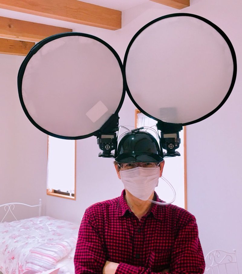 Фотограф из Японии нашёл гениальный способ удерживать фотовспышки с помощью пивного шлема