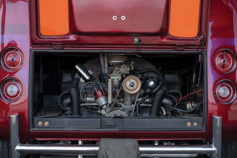 «Под капотом» 1,8-литровый 4-цилиндровый двигатель от Volkswagen 1972 года с боковой выхлопной системой. В паре с ним стоит 4-ступенчатая "механика".