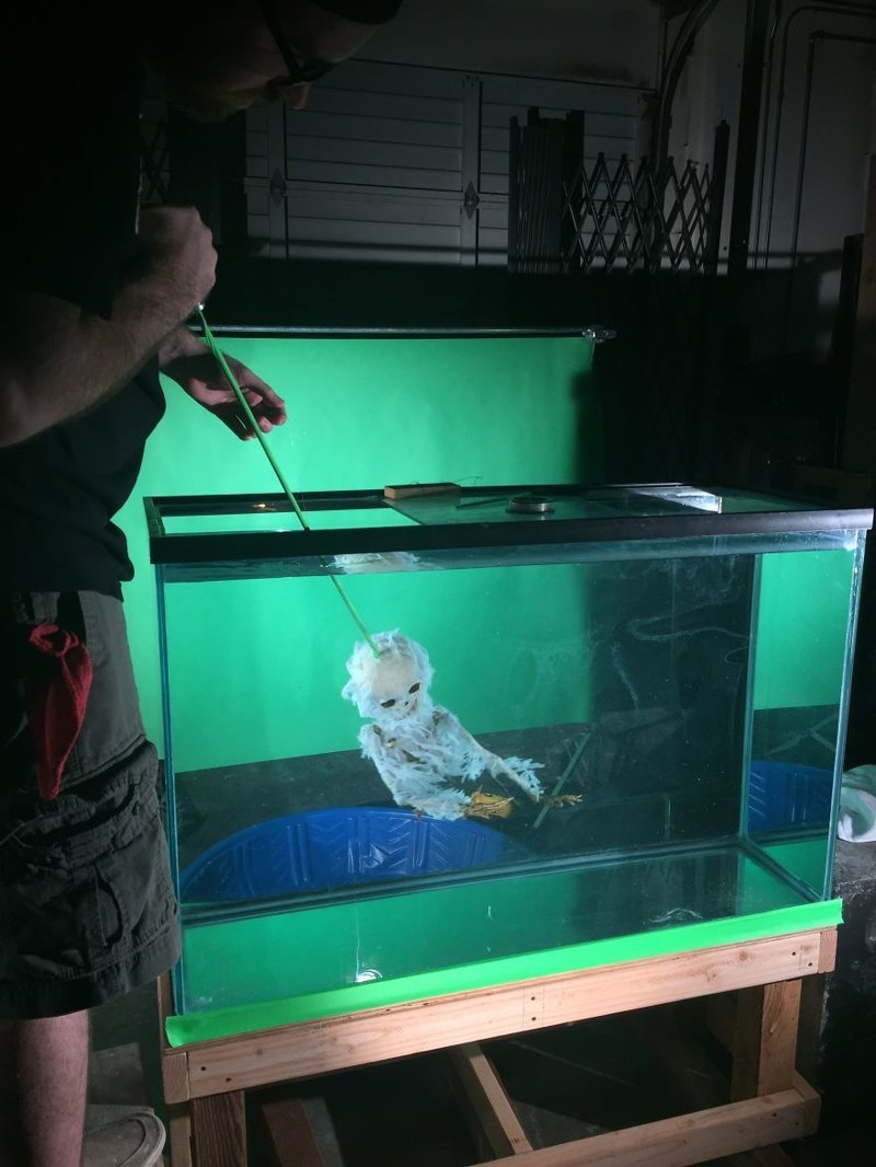 Съемка привидения в аквариуме с водой. Это та же техника, что использовалась в фильме "Полтергейст"