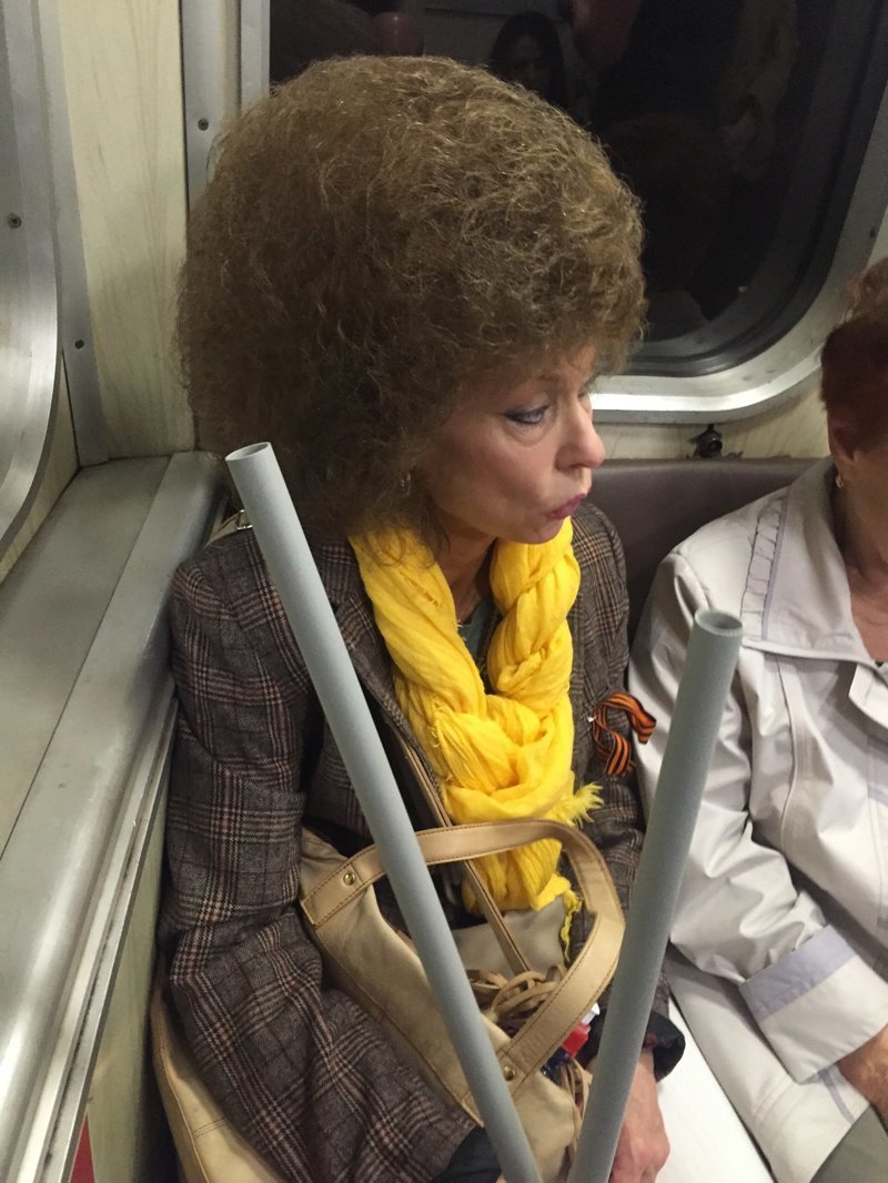 Женщина в метро со странной прической