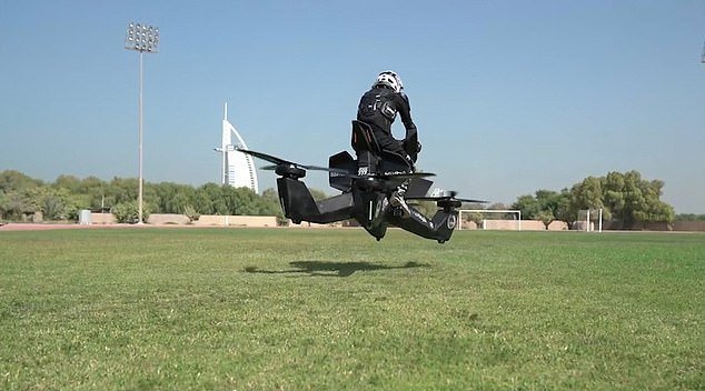Полицейские Дубая учатся летать