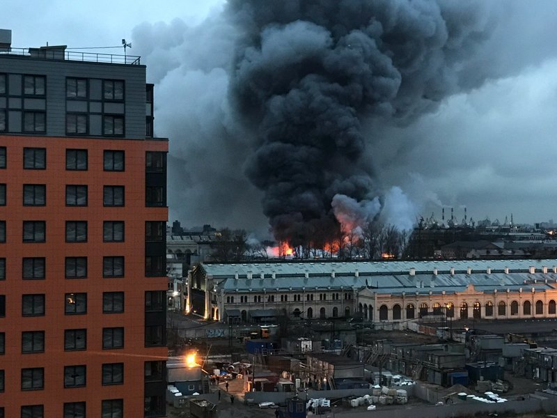 Появилось видео горящего гипермаркета «Лента» в Петербурге