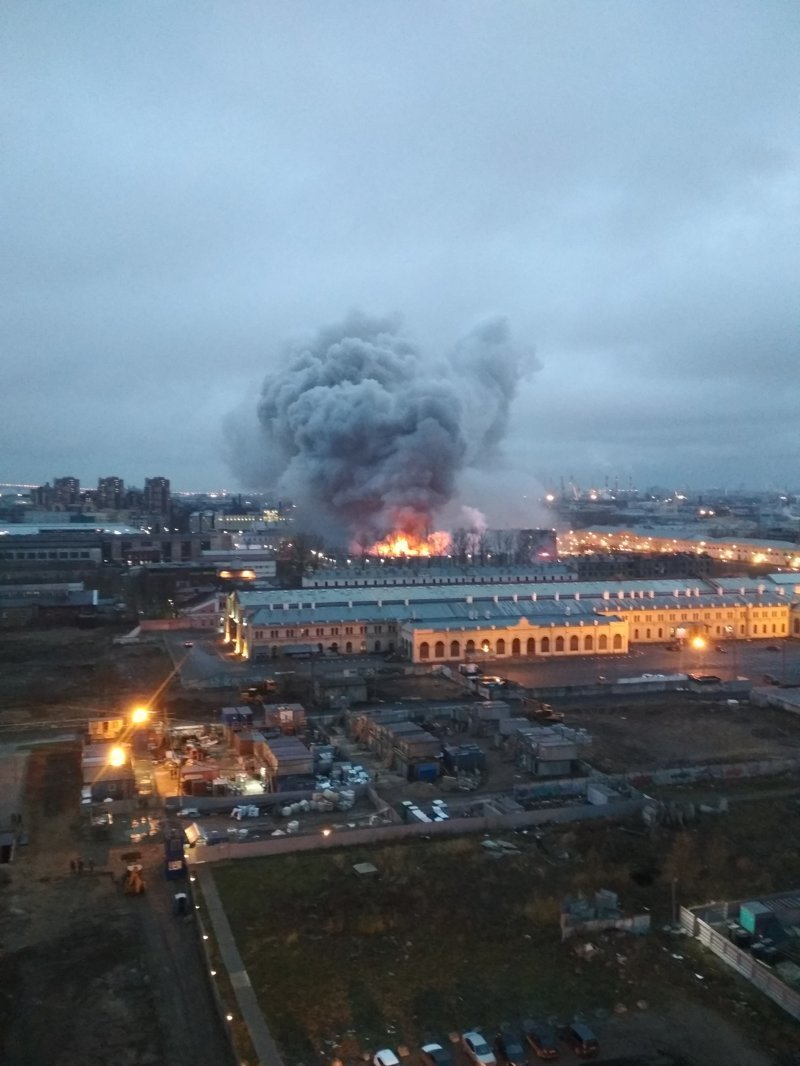 Появилось видео горящего гипермаркета «Лента» в Петербурге