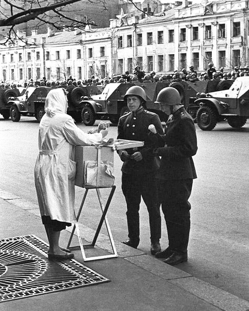 Мороженое на первомайском параде, Москва, 1950 год.