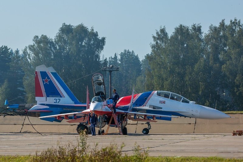 Истребители МиГ-29УБ и Су-30СМ пилотажных групп Стрижи и Русские Витязи