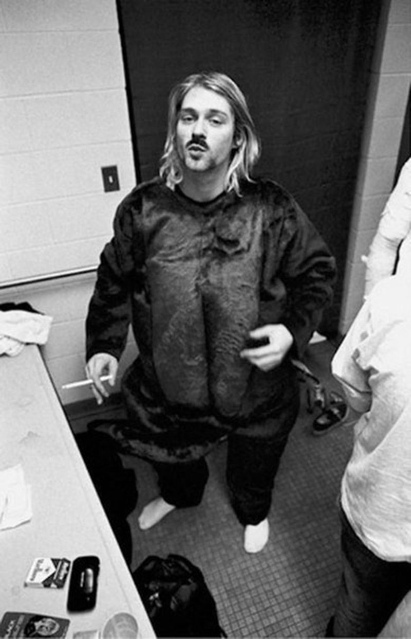Курт Кобейн в костюме динозаврика Барни (персонажа детского ТВ-шоу) на концерте Nirvana, проходившем на Хэллоуин 31 октября 1993 года.