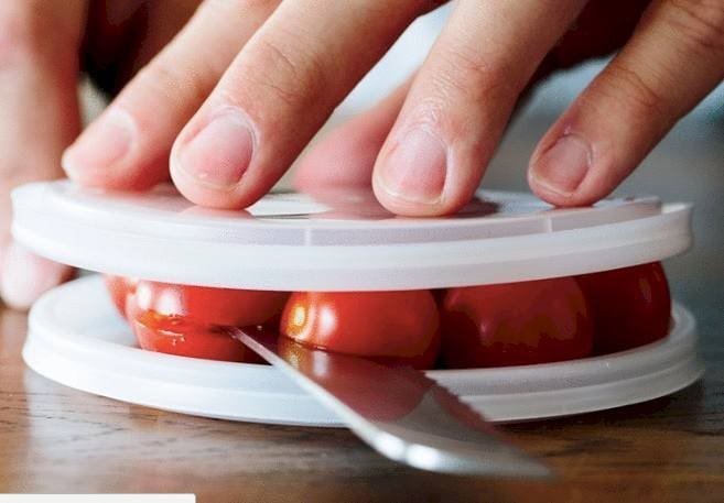 8. Резать томаты черри станет гораздо проще, если вы зажмёте их между двумя пластиковыми крышечками гениально, еда, идея, полезно, совет, хитрости