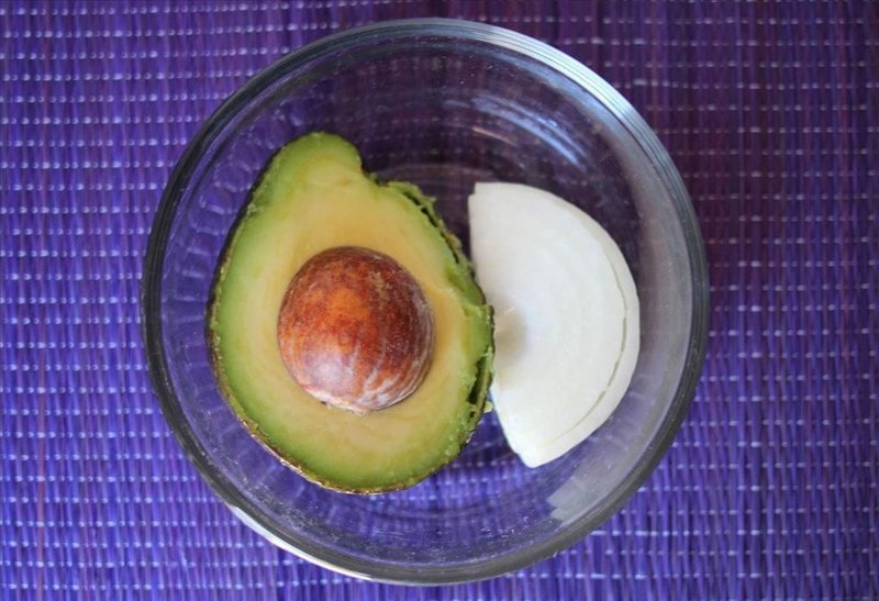 2. Если у вас осталась половинка авокадо, положите её рядом с луком. Это замедлит процесс старения