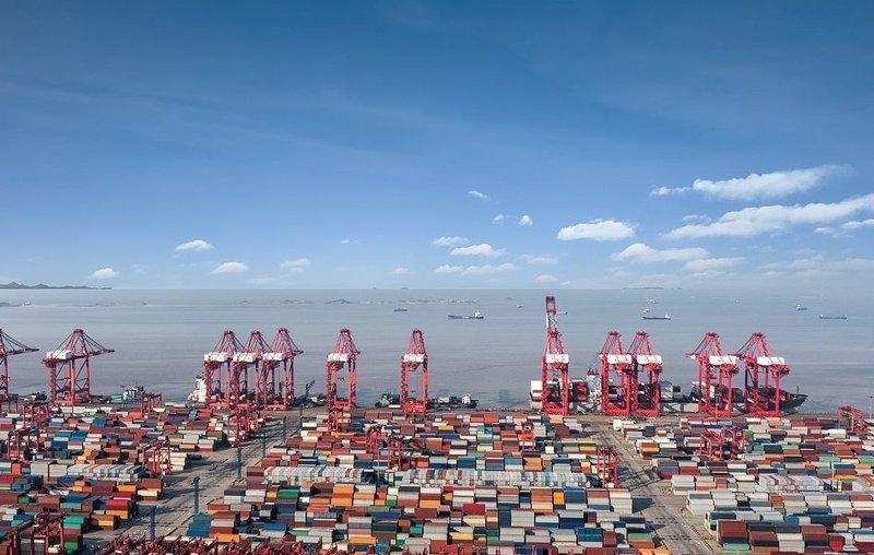 В грузовом порту Шанхая контейнеры готовы к отправке